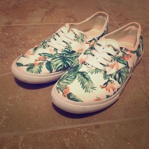 Forever 21 Womens White Hawaiian shoes 8